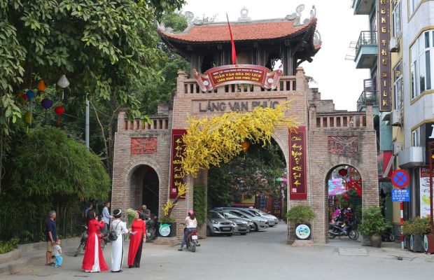 Van Phuc Silk Village's gate